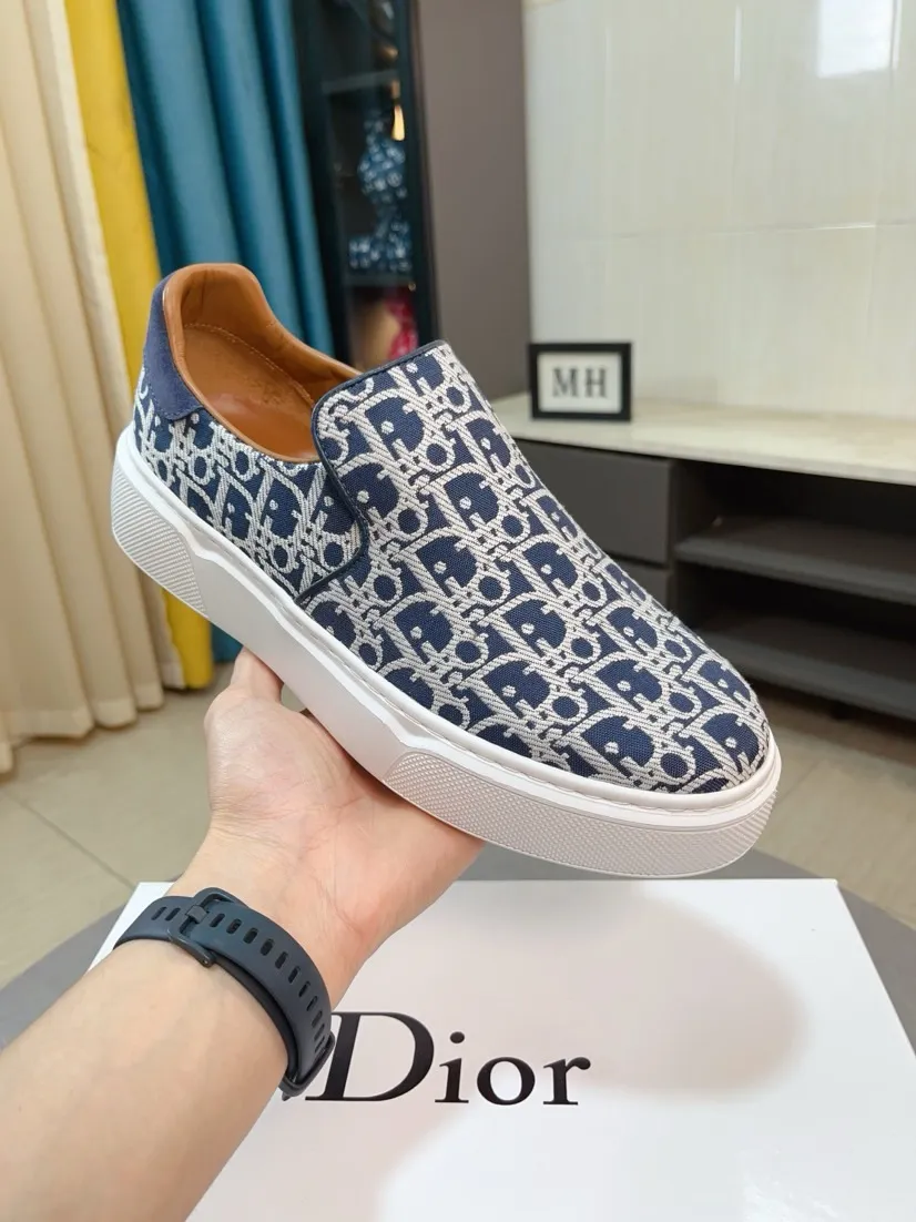 Men's men's shoes 💰380🌸🌸[Dior] 25ss new product B01 moral training shoes. The toe dimension design of the couple's style is a bit wider. The upper foot comfort is perfect. The threads are beautiful. Perfectly adaptable to trousers. Decorated with various classic details. It is an ideal choice for daily styling. Can be matched with various casual items to create exquisite looks. Fabric: top layer cowhide/lining sheepskin TPU original outsole Code number: 38-44, 45 customized